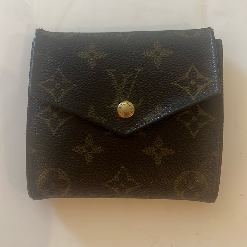 Louis Vuitton Wallet Gently Used. Authentic. Beautiful Condition